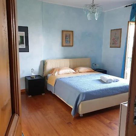 Isabella: Lakefront With Park View Balcony Guest house