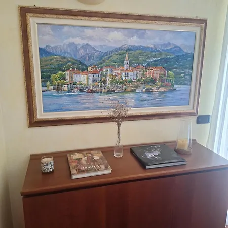 Guest house Isabella: Lakefront With Park View Balcony Stresa