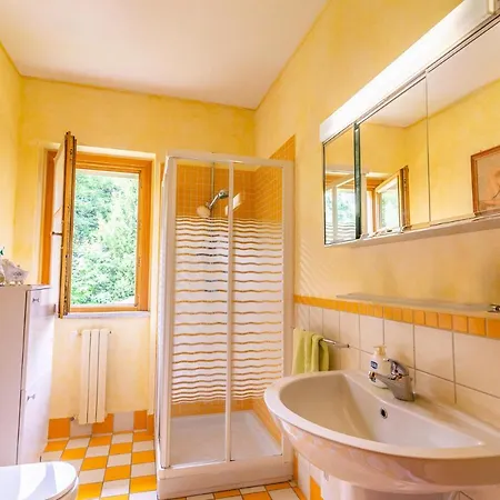 Maison d'hôtes The Ortensia, Our With View, Spacious Park-facing Balcony And Private External Bathroom At The Isabella Stresa