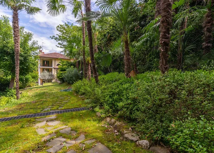 The Ortensia, Our With View, Spacious Park-facing Balcony And Private External Bathroom At The Isabella