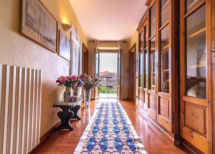 The Ortensia, Our With View, Spacious Park-facing Balcony And Private External Bathroom At The Isabella ゲストハウス ストレーザ